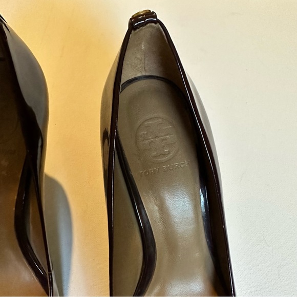 Authentic Tory Burch Burgundy Maroon Patent Pumps Gold Accents Women's Size 8 - Picture 6 of 10